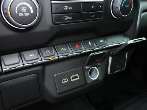 Used 2022 Chevrolet Silverado 1500 Custom image 18