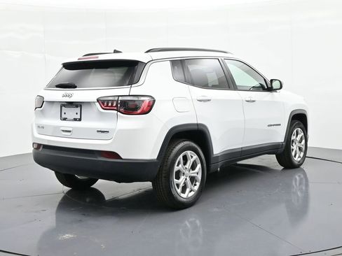 Used 2024 Jeep Compass Latitude AWD/4WD image 6