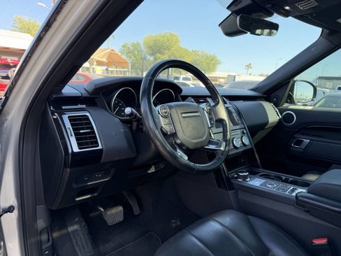 Used 2017 Land Rover Discovery SE image 19