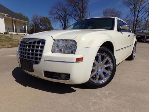 Used 2010 Chrysler 300 Touring image 8