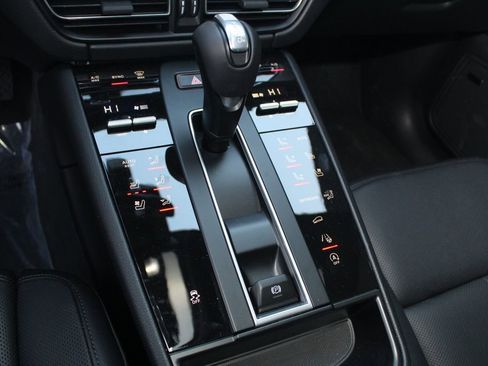 Certified 2026 Porsche Macan AWD/4WD image 17