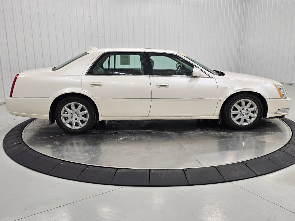 Used 2009 Cadillac DTS FWD image 6