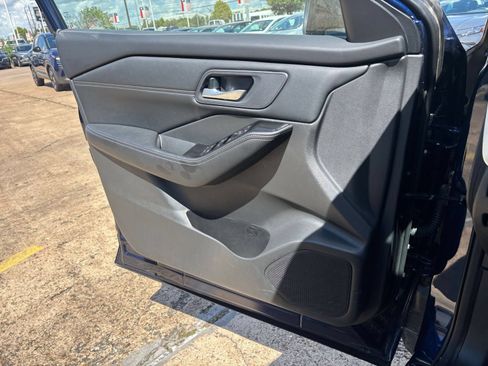Used 2026 Nissan Rogue SL FWD image 18