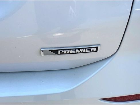Used 2018 Chevrolet Equinox Premier FWD image 23
