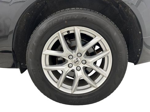 Used 2018 Volvo XC60 T5 Momentum w/ Advanced Package image 9