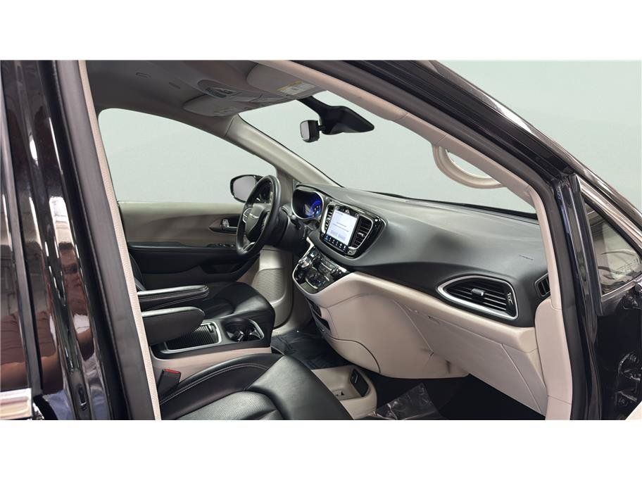 Used 2024 Chrysler Pacifica Touring-L FWD image 26