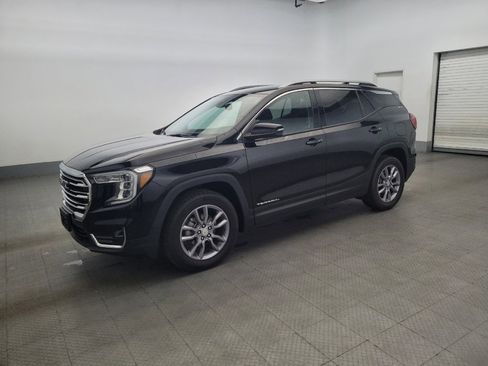 Used 2022 GMC Terrain SLT w/ Tech Package image 2