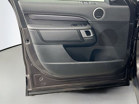 Used 2025 Land Rover Discovery Metropolitan Edition image 18