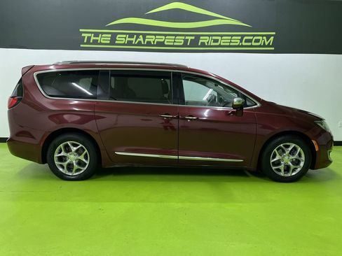 Used 2018 Chrysler Pacifica Limited FWD image 11