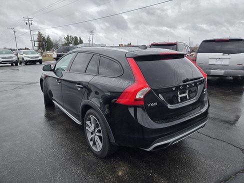 Used 2016 Volvo V60 T5 Cross Country image 10
