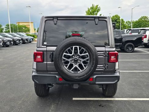 Used 2026 Jeep Wrangler Unlimited Sahara AWD/4WD image 9