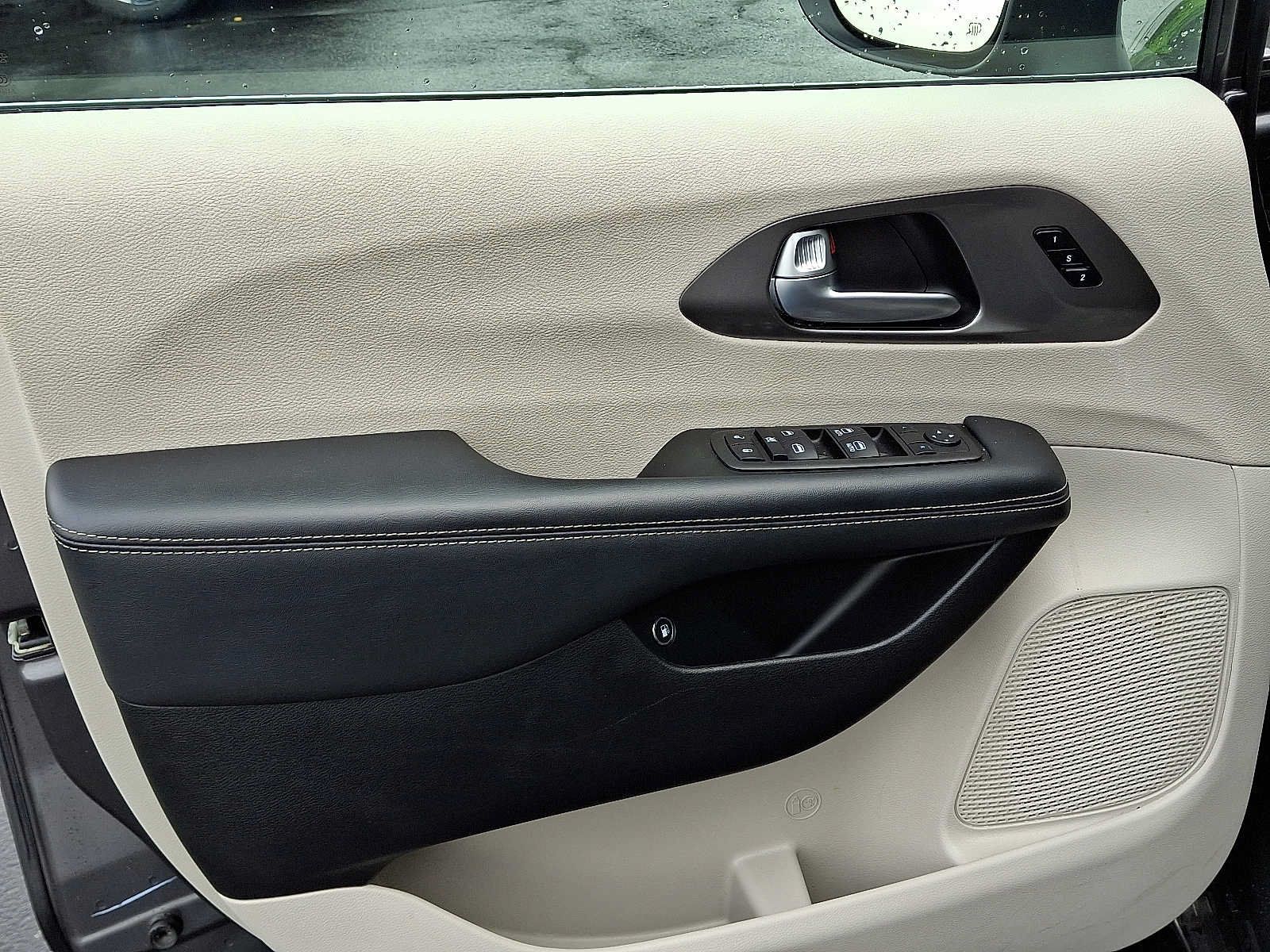 Used 2023 Chrysler Pacifica Touring-L FWD image 12