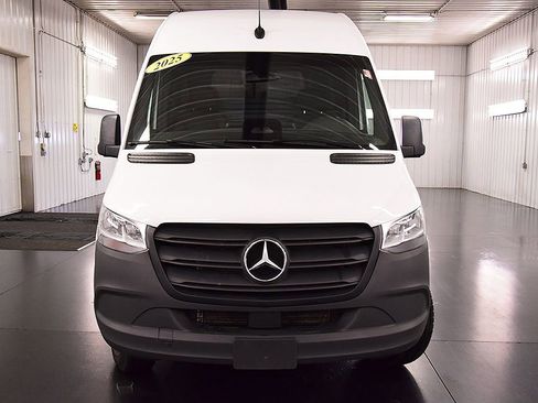 Used 2025 Mercedes-Benz Sprinter 2500 image 2