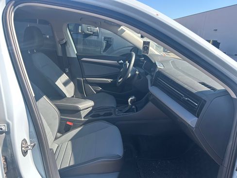 Used 2025 Volkswagen Jetta SE FWD image 4