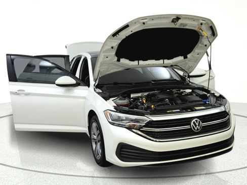 Used 2022 Volkswagen Jetta SE w/ Panoramic Sunroof Package FWD image 9