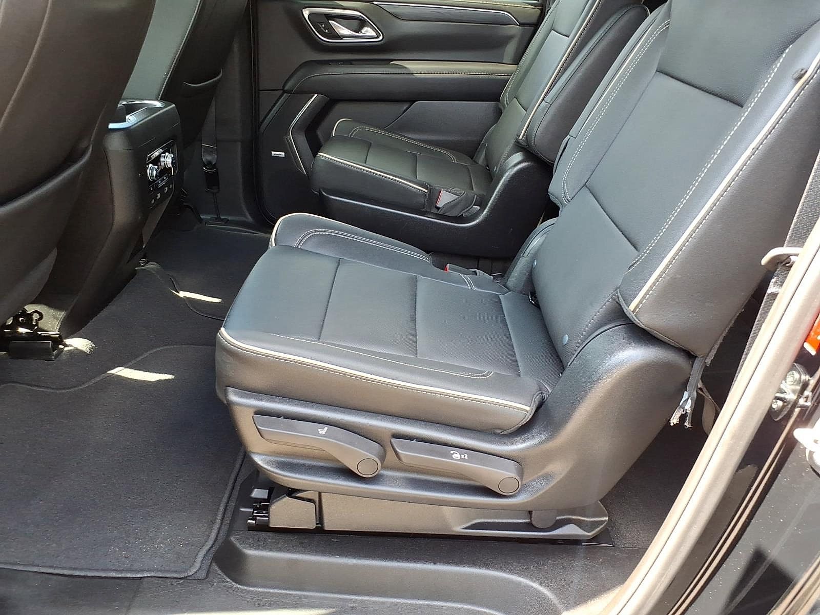 Certified 2023 GMC Yukon XL SLT w/ SLT Premium Package AWD/4WD image 13