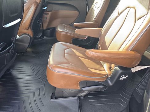 Used 2017 Chrysler Pacifica Limited FWD image 12