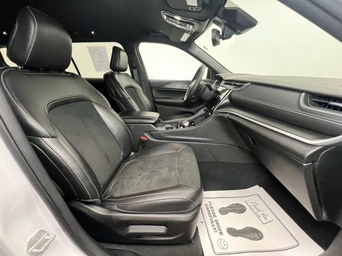 Used 2024 Jeep Grand Cherokee L Laredo image 11