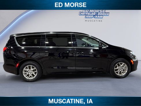 Used 2024 Chrysler Pacifica Touring-L image 6