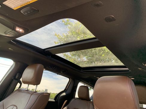 Used 2021 Chrysler Pacifica Limited w/ Uconnect Theater Family Group FWD image 28