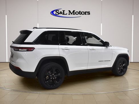 Used 2023 Jeep Grand Cherokee Altitude AWD/4WD image 8