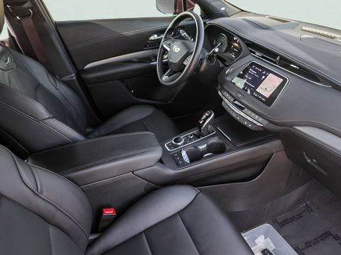 Used 2022 Cadillac XT4 Premium Luxury w/ Technology Package FWD image 33