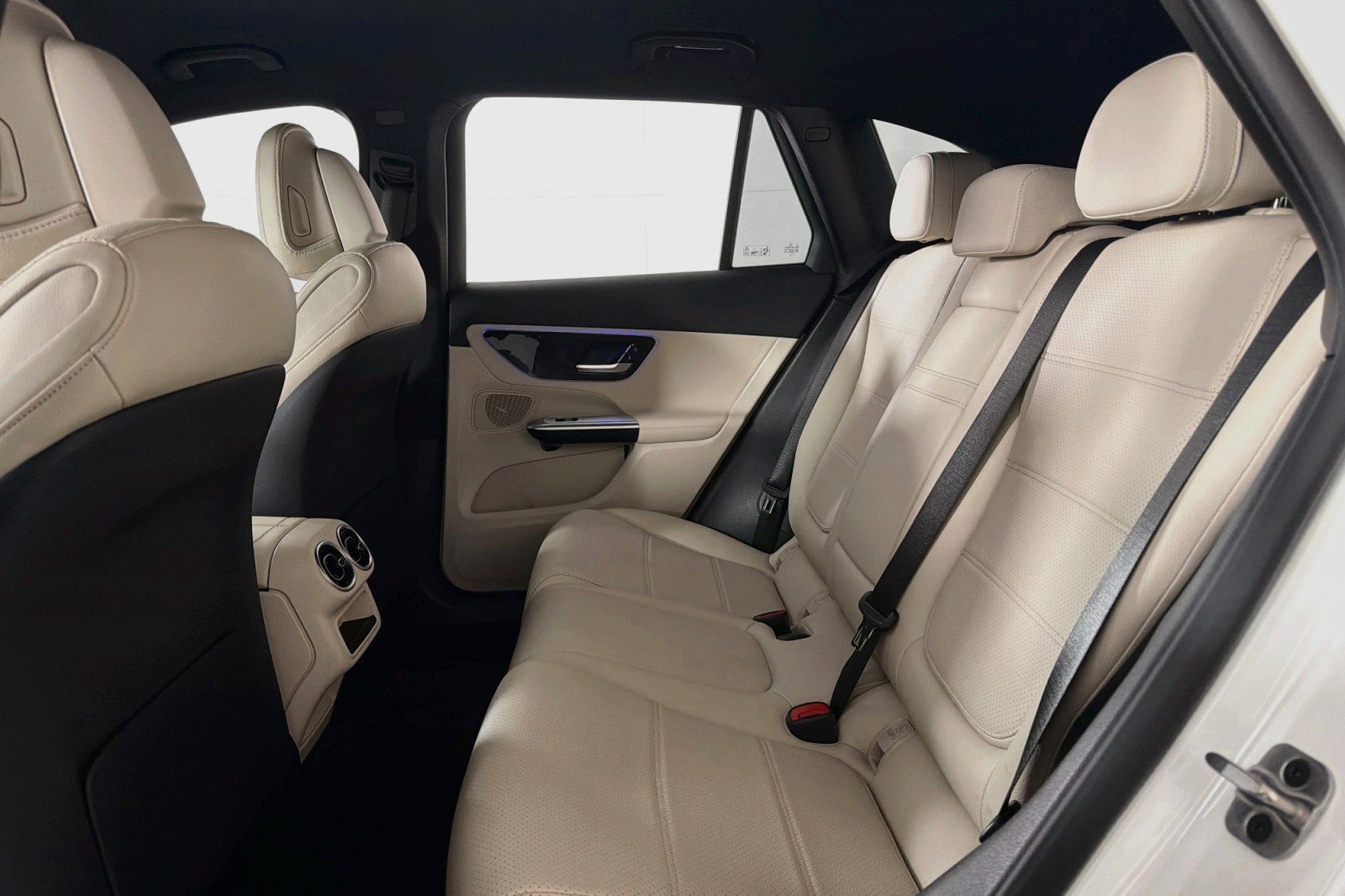 Certified 2025 Mercedes-Benz GLC 350e 4MATIC w/ Driver Assistance Package image 8