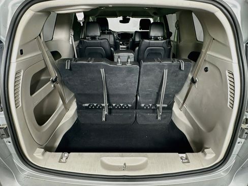 Used 2024 Chrysler Pacifica Touring-L FWD image 28