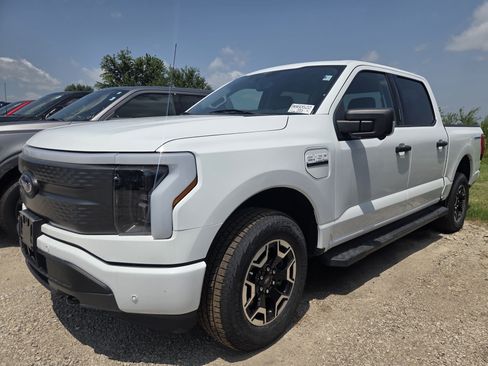 Used 2023 Ford F150 Lightning XLT AWD/4WD image 3