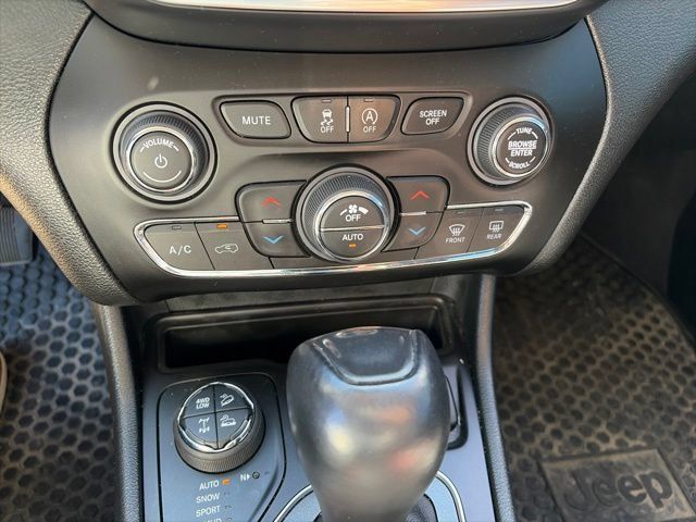 Used 2022 Jeep Cherokee Trailhawk w/ Trailer Tow Group AWD/4WD image 9