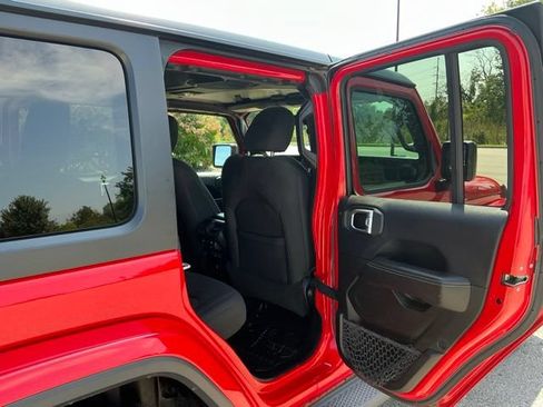 Used 2018 Jeep Wrangler Unlimited Sahara w/ Uconnect 4C Nav & Sound Group AWD/4WD image 21