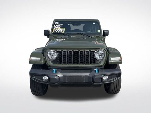Used 2024 Jeep Wrangler Unlimited w/ Convenience Group AWD/4WD image 2