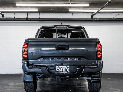 Used 2020 Toyota Tacoma TRD Sport w/ Technology Package AWD/4WD image 4