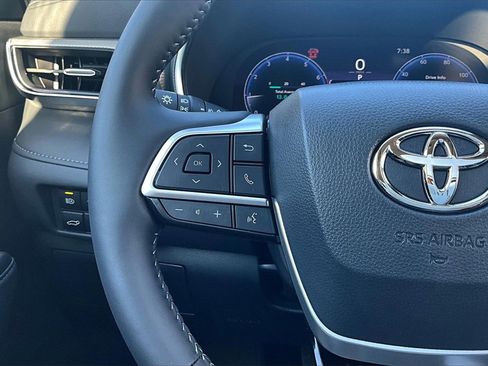 Used 2025 Toyota Highlander Platinum image 18