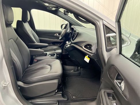 New 2026 Chrysler Pacifica Select AWD/4WD image 21
