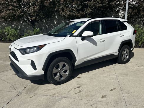 Used 2022 Toyota RAV4 LE AWD/4WD image 3
