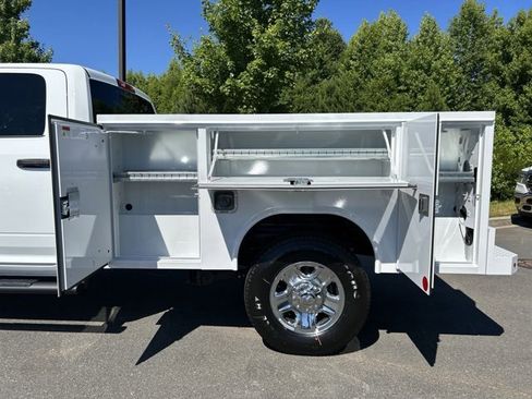 Used 2024 RAM 2500 Tradesman w/ Chrome Appearance Group image 37