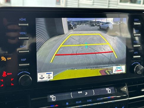 Used 2023 Toyota Sienna Limited image 20