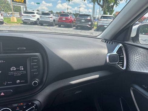 Used 2025 Kia Soul LX w/ LX Technology Package FWD image 30