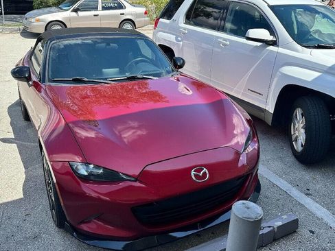 Used 2018 MAZDA MX-5 Miata Club image 2