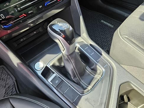 Used 2023 Volkswagen Tiguan SE w/ Panoramic Sunroof Package FWD image 18