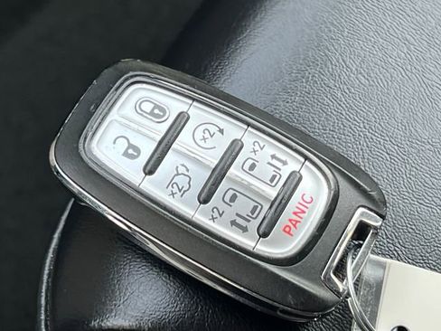 Used 2023 Chrysler Pacifica Touring-L FWD image 32