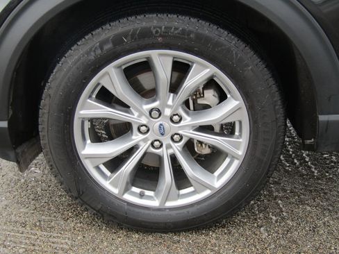 Used 2023 Ford Explorer XLT w/ Equipment Group 202A image 4