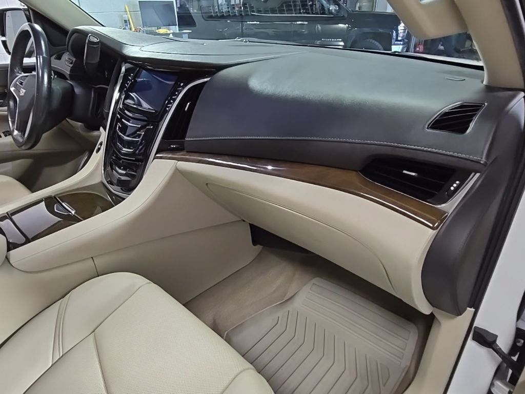 Used 2019 Cadillac Escalade Premium Luxury AWD/4WD image 38