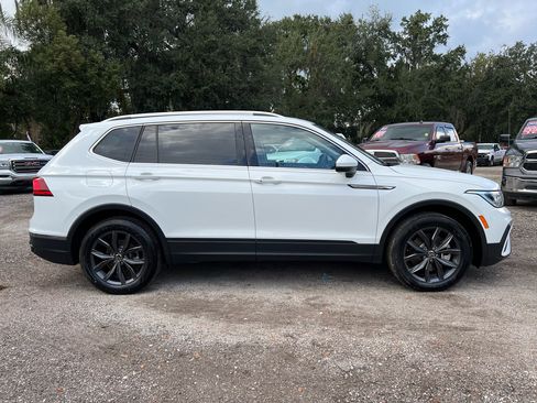 Used 2024 Volkswagen Tiguan SE image 2