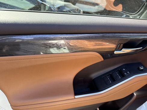 Used 2022 Toyota Highlander Platinum image 7