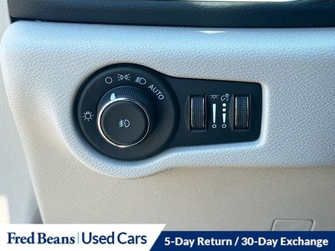 Used 2023 Chrysler Pacifica Touring-L FWD image 15