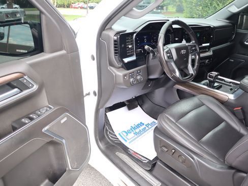 Used 2022 Chevrolet Silverado 1500 LT Trail Boss w/ Convenience Package II AWD/4WD image 3