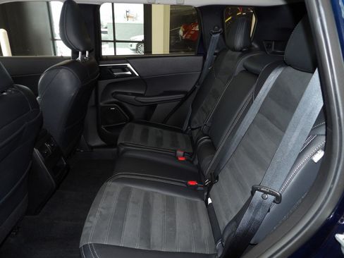 Used 2025 Mitsubishi Outlander SE image 23