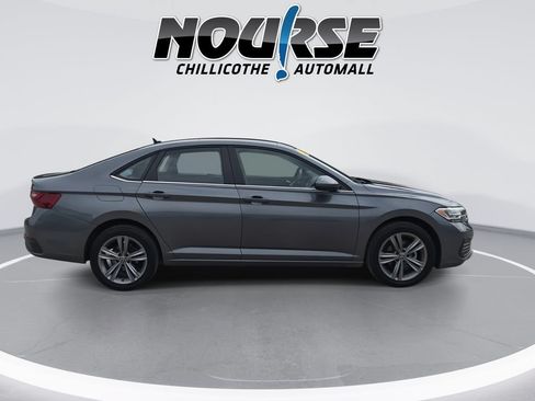 Used 2024 Volkswagen Jetta SE FWD image 9